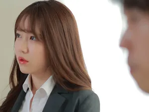 "Tôi vừa mặc quần áo... Anh cởi chúng ra mà không có sự đồng ý của tôi~ Nhẹ nhàng thôi..." Lời thoại thật buồn cười. Một nữ sinh viên xinh đẹp có vòng 3 lớn vừa bị làm tình đã bị lột sạch quần áo và bị làm tình một cách thô bạo lần nữa. Cái mông của cô ấy gợi cảm đến nỗi tôi đã xuất tinh vào bên trong cô ấy...